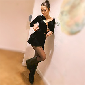 Paloma Berlin seducente escort dalla figura slanciata seduce con giochi di dita